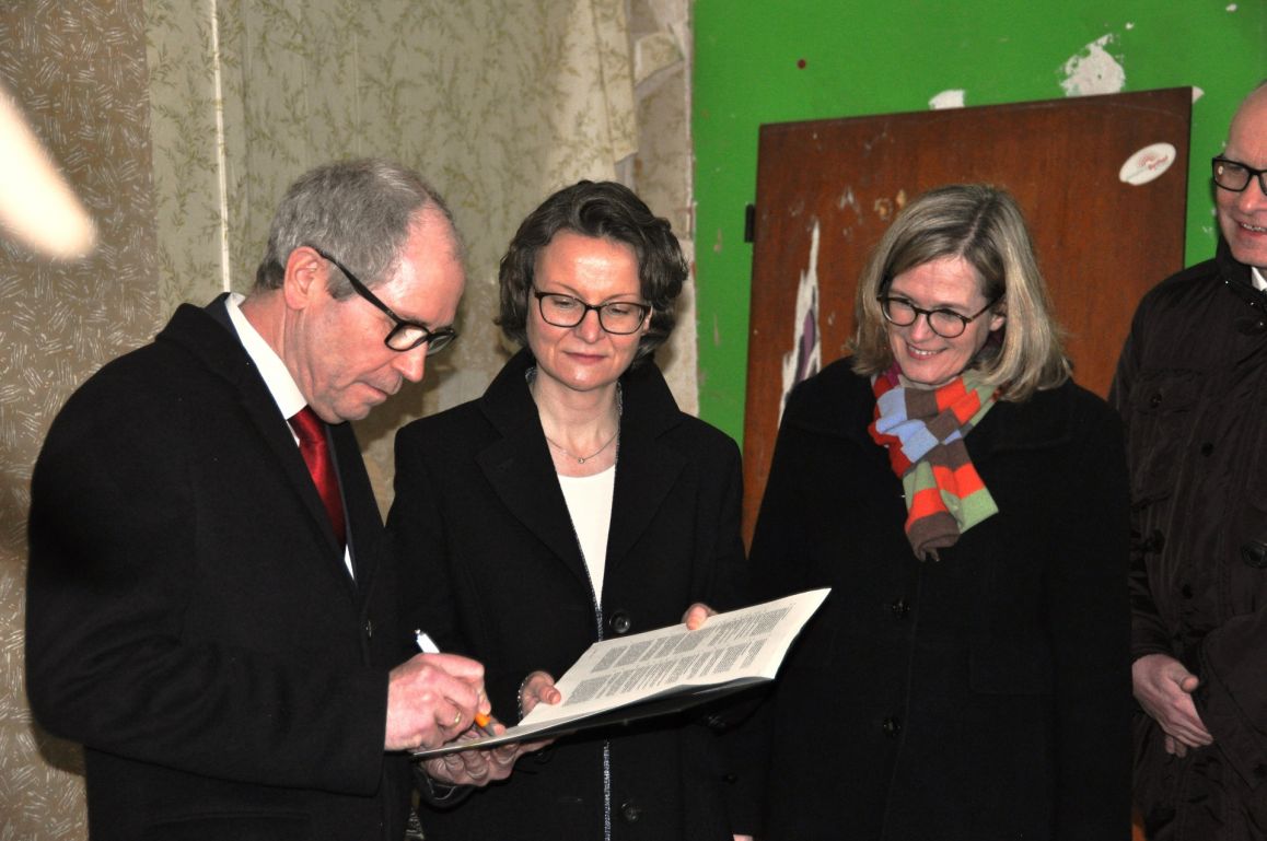 Herr Landrat Müller unterschreibt den Zuwendungsbescheid